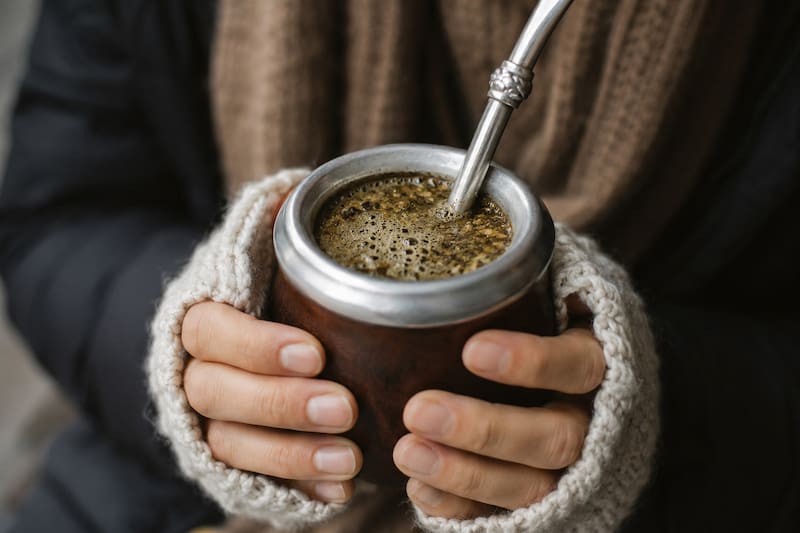 No son solo para el gusto: las propiedades ocultas de los yuyos que los expertos recomiendan ponerle al mate