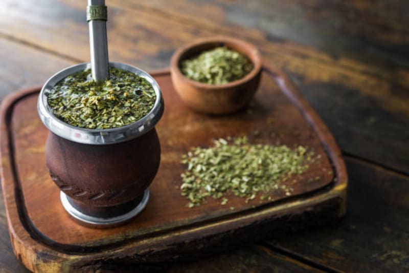 No son solo para el gusto: las propiedades ocultas de los yuyos que los expertos recomiendan ponerle al mate