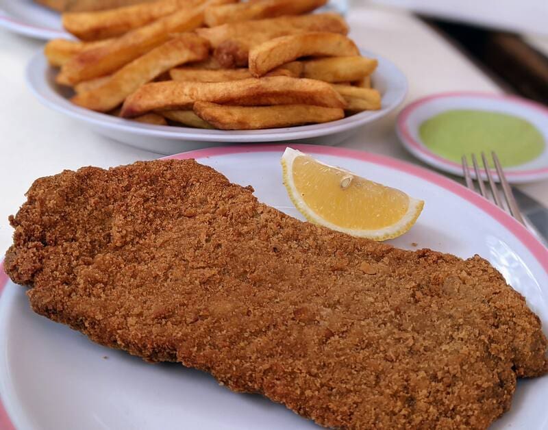 Hacer milanesas es una tarea cotidiana en muchas casas argentinas. (foto: archivo)
