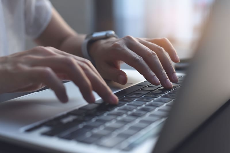 Notebook que no enciende: por qué cargarla toda la noche no sirve y cómo diagnosticarla correctamente
