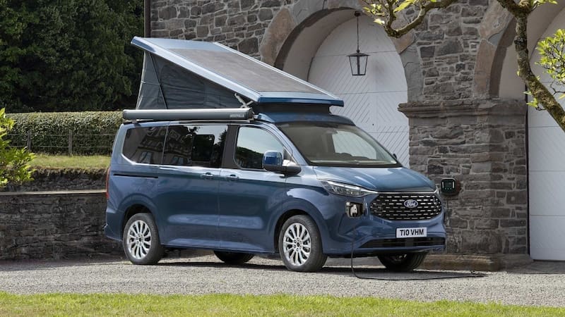 Ford lanza su furgoneta camper ideal para viajes largos: la van está totalmente equipada con ducha, cocina y colchón.