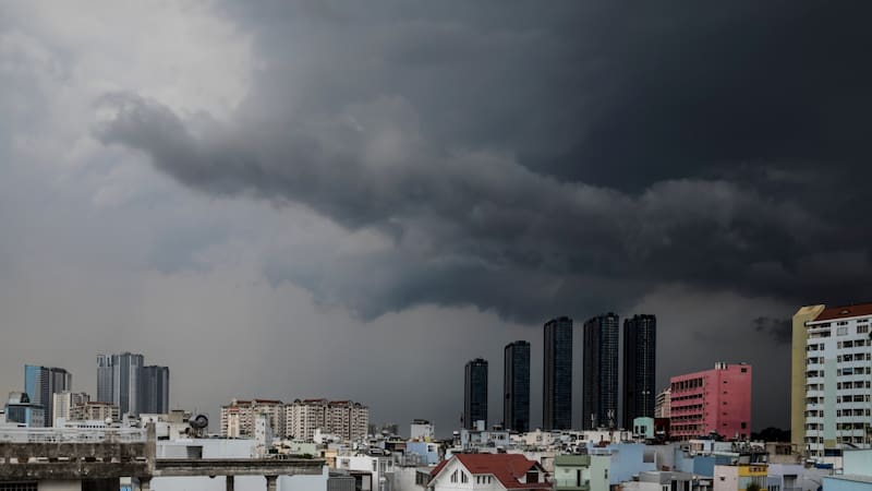 Las lluvias intensas y descargas eléctricas marcarán la jornada desde la madrugada (Fuente: Shutterstock).