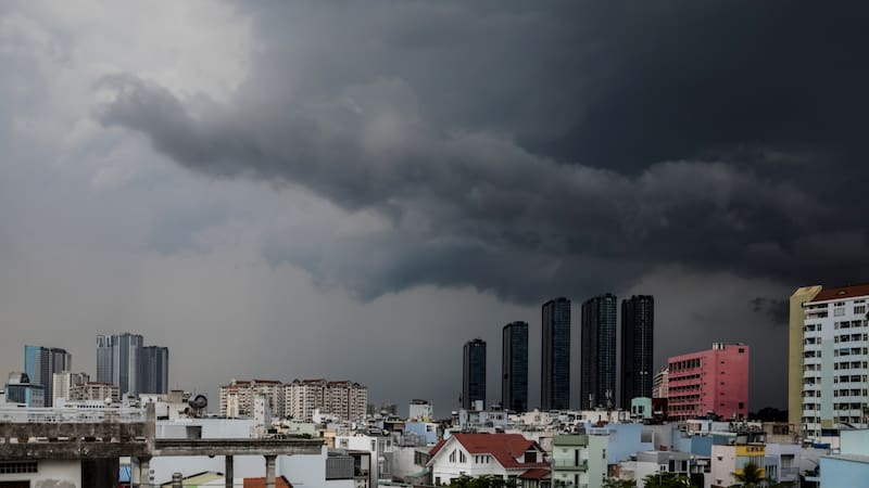 Las lluvias intensas y descargas eléctricas marcarán la jornada desde la madrugada (Fuente: Shutterstock).