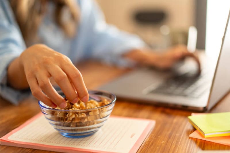 Comer nueces durante el trabajo podría ser la respuesta a la falta de energía.