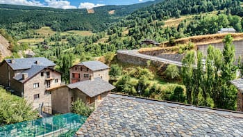 Una familia busca 2 voluntarios en España y ofrece cabaña propia y alimentos básicos a cambio de 4 o 5 horas de ayuda por día