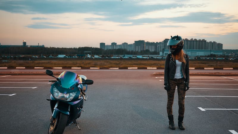 No circules en ciclovías o arriba de las banqueta ni en los carriles confinados del transporte público.