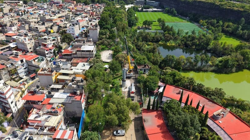 Así luce el inicio de la construcción del Cablebús en la zona de la Cantera de Pumas; se prevé que la obra concluya en diciembre de 2027.
