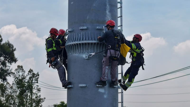 Trabajos de perforación y montaje de estructuras metálicas en el intertramo Universidad-Cantera, en la zona sur de la Ciudad de México.