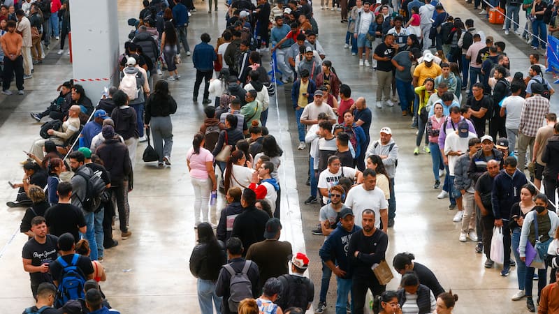 Los ayuntamientos piden fondos extraordinarios para afrontar la regularización de migrantes tras superar las 130.000 solicitudes en la primera semana.