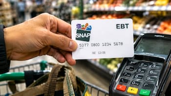 Cambian el SNAP para siempre: por una orden del Gobierno, todas las tarjetas EBT quedarán sin validez y se reemplazarán por nuevas versiones con chip