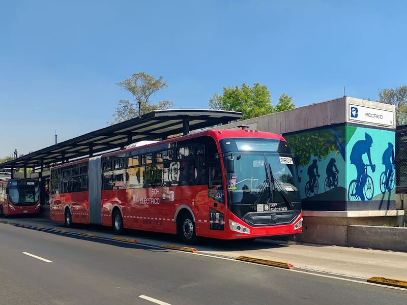 El Metrobús dijo basta y estará prohibido llevar así las mochilas en camiones y buses: la regla es para todos (foto: archivo).
