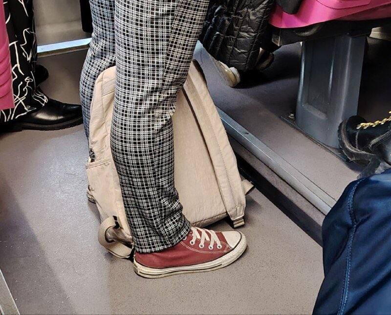 El Metrobús expresó límite y estará vetado llevar así las mochilas en camiones y buses: la norma es para todos (foto: archivo).
