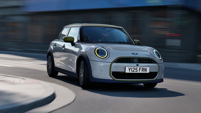 El nuevo MINI Cooper de 5 puertas: cuenta con un diseño renovado y alcanza una velocidad máxima de hasta 242 KM/H.