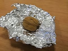 Llevar una nuez envuelta en papel aluminio: para qué sirve y por qué la recomiendan