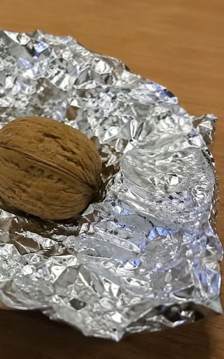 Llevar una nuez envuelta en papel aluminio: para qué sirve y por qué la recomiendan