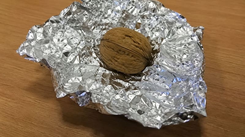 Uno de los más comentados consiste en llevar una nuez envuelta en papel aluminio dentro del bolso o el bolsillo.