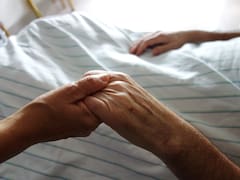 Murió de cáncer y descubrieron que se casó con su cuidadora tres semanas antes: su familia busca impugnarlo