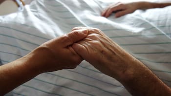 Murió de cáncer y descubrieron que se casó con su cuidadora tres semanas antes: su familia busca impugnarlo