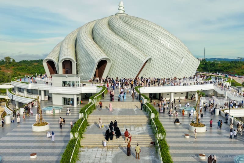 Indonesia avanza con Nusantara, una nueva capital en la isla de Borneo que contará con edificios inteligentes, infraestructura tecnológica y un plan para abastecerse con energía 100% renovable hacia 2045.