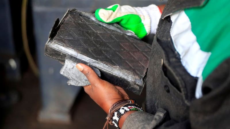 Su método combina calor, compresión y arena para convertir desechos plásticos en materiales destinados a superficies exteriores.
