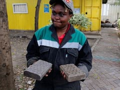 Una ingeniera de Kenia fabricó sus propios adoquines con plástico: asegura que es cinco veces más resistente que el hormigón