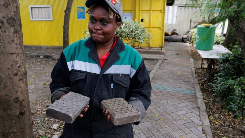 A través de su empresa, Gjenge Makers, transforma residuos plásticos difíciles de reciclar en piezas para la construcción.
