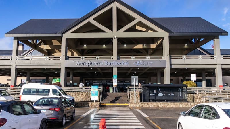 La Ruta es la principal vía de acceso al Aeropuerto de Bariloche.