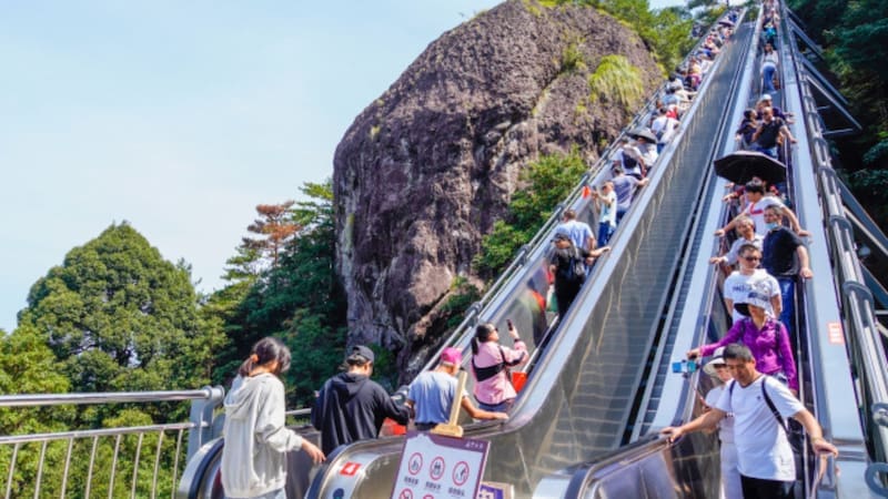 China construyó la “escalera al cielo”, un sistema que permite subir una montaña en apenas 10 minutos
