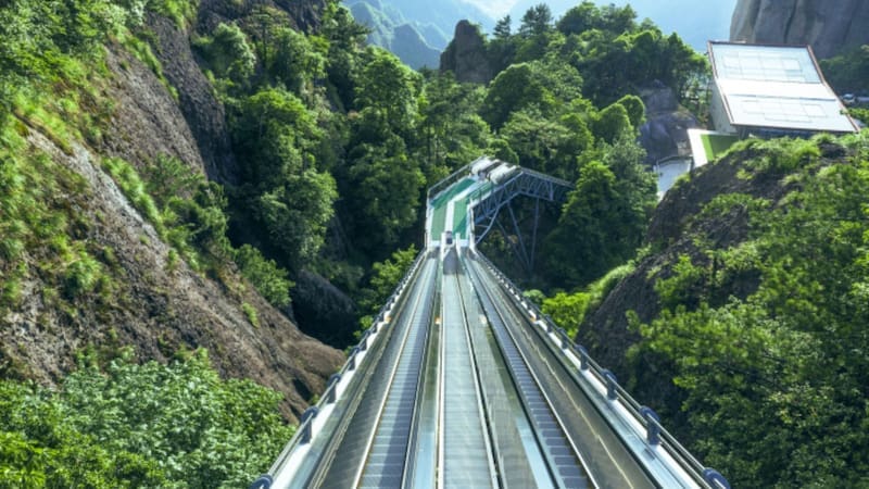China construyó la “escalera al cielo”, un sistema que permite subir una montaña en apenas 10 minutos.