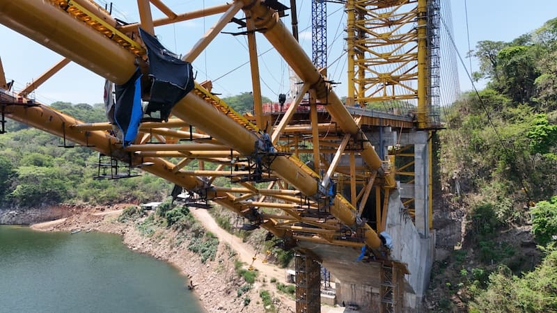 "También se realiza el armado de 32 péndolas que servirán de sostén, 983 metros de parapeto, cuatro juntas de calzada y mil 681 metros cúbicos de pavimento", indicó el Gobierno de México.