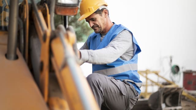Cuánto cobra un albañil en 2026 según el convenio de la construcción: salario base y pluses