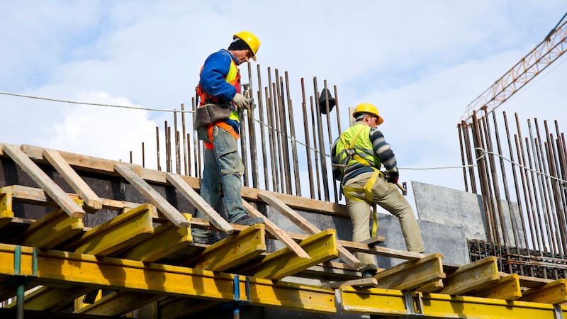 Obreros de la construcción trabajando