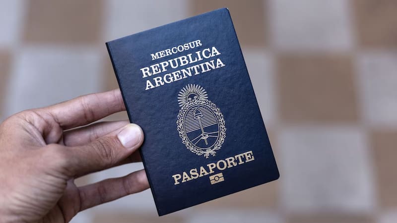 Oficial | Argentina prohíbe la salida del país a los españoles que viajen solo con este documento