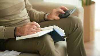 Oficial | Así puedes cobrar la ayuda para mayores de 52 años: cuáles son los requisitos para acceder a esta pensión