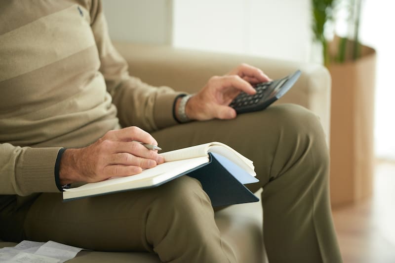 La psicología revela un rasgo frecuente en las personas mayores: ante una tarea prolongada, prefieren mantener el esfuerzo antes que hacerlo rápido. Fuente: Freepik.