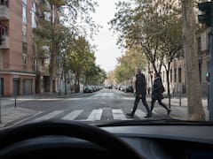 Oficial | Cambia una regla de los semáforos desde el 1 de octubre: qué deberán hacer los conductores cuando el peatón tenga verde