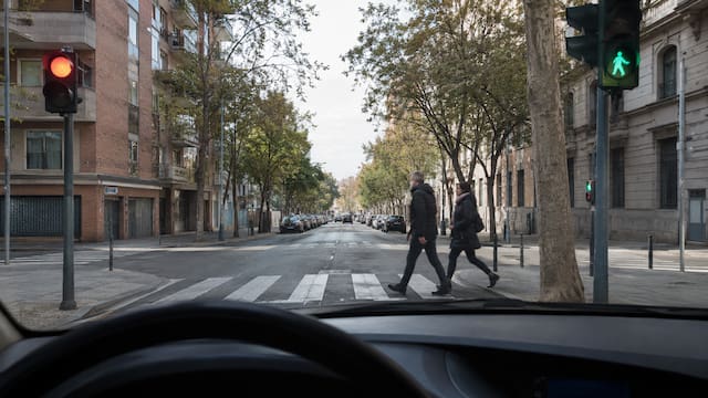 Oficial | Cambia una regla de los semáforos desde el 1 de octubre: qué deberán hacer los conductores cuando el peatón tenga verde