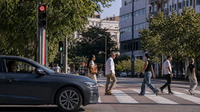 Oficial | Cambia una regla de los semáforos desde el 1 de octubre: qué deberán hacer los conductores cuando el peatón tenga verde (foto: ChatGPT)