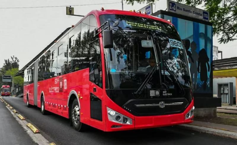 Oficial | El Gobierno controla a ciertos conductores del metrobús y les mide el cansancio en tiempo real: es para evitar choques y accidentes fatales