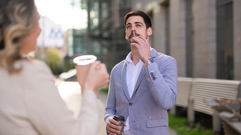 Oficial: las empresas pueden obligar a que los trabajadores que fumen recuperen el tiempo perdido. Foto: Shutterstock