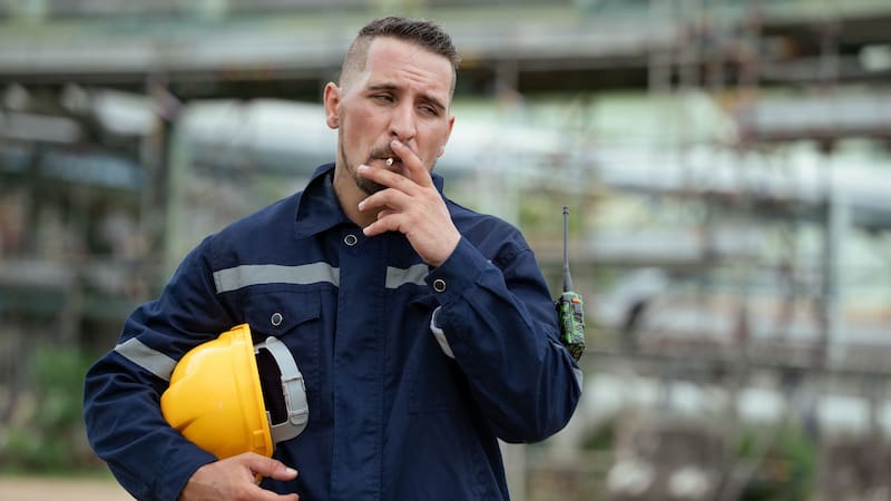 Oficial: las empresas pueden obligar a que los trabajadores que fumen recuperen el tiempo perdido. Foto: Shutterstock