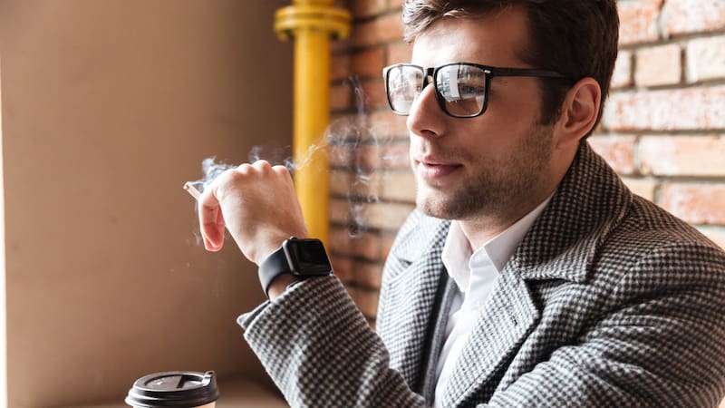 Oficial: las empresas pueden obligar a que los trabajadores que fumen recuperen el tiempo perdido. Foto: Shutterstock