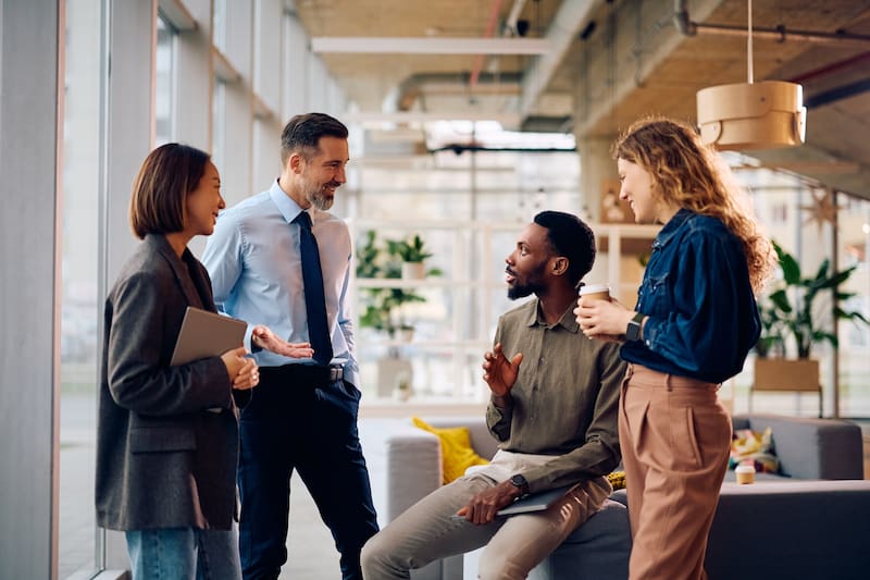 Cambio laboral desde el 5 de octubre: las empresas deberán informar por escrito sobre el salario, la jornada y las horas extra (fuente: Shutterstock)