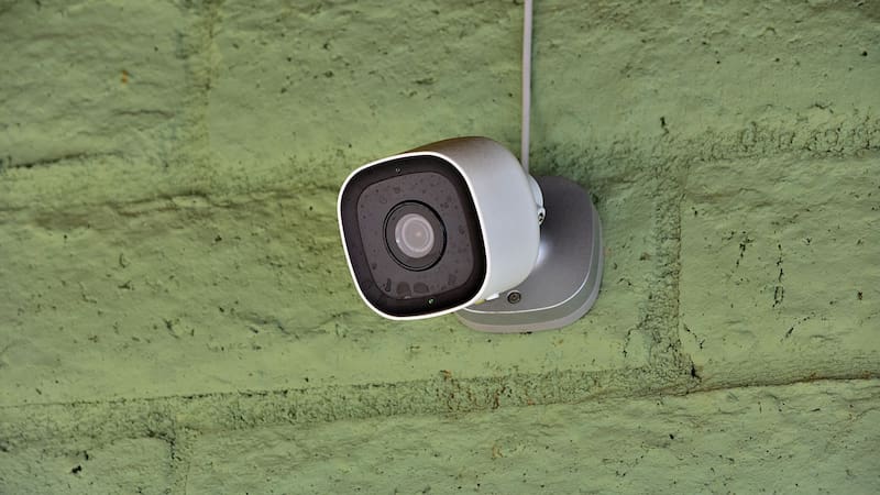 Instaló una cámara para sentirse más seguro en su casa, pero terminó condenado.