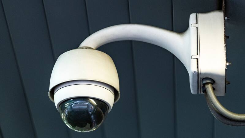 Oficial | Pedro Sánchez prohíbe instalar cámaras de seguridad en todas las viviendas españolas, sin autorización de vecinos