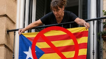 Oficial | Prohíben colgar la bandera catalana en estos lugares: la Justicia ordena retirar las esteladas