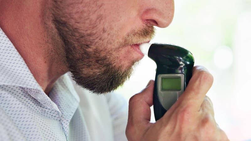 Oficial | Si das positivo en alcohol, tu coche no arrancará: el cambio que llega al país