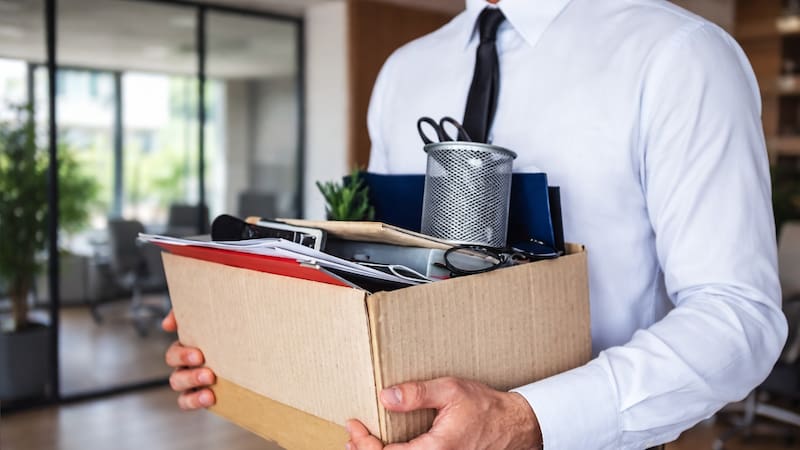 Oficial | Si te despiden, estos son los días de salario que deben pagarte por cada año trabajado (Fuente: Shutterstock y ChatGPT).