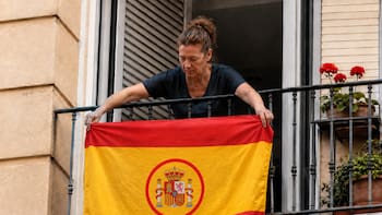 Oficial y confirmado | Ayuntamientos podrán multar a vecinos con hasta 3000 euros por colgar la bandera de España en su balcón