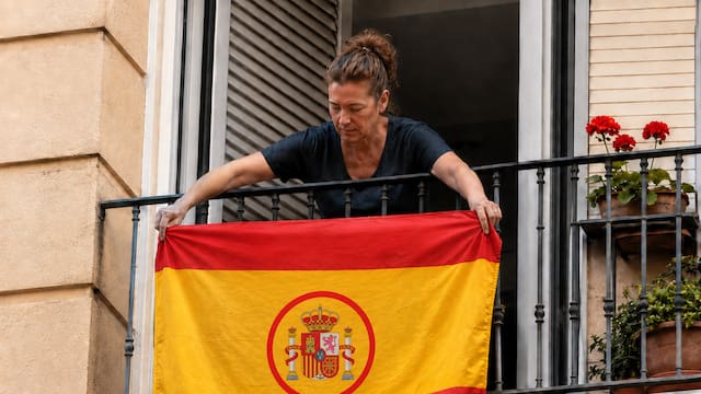 Oficial y confirmado | Ayuntamientos podrán multar a vecinos con hasta 3000 euros por colgar la bandera de España en su balcón